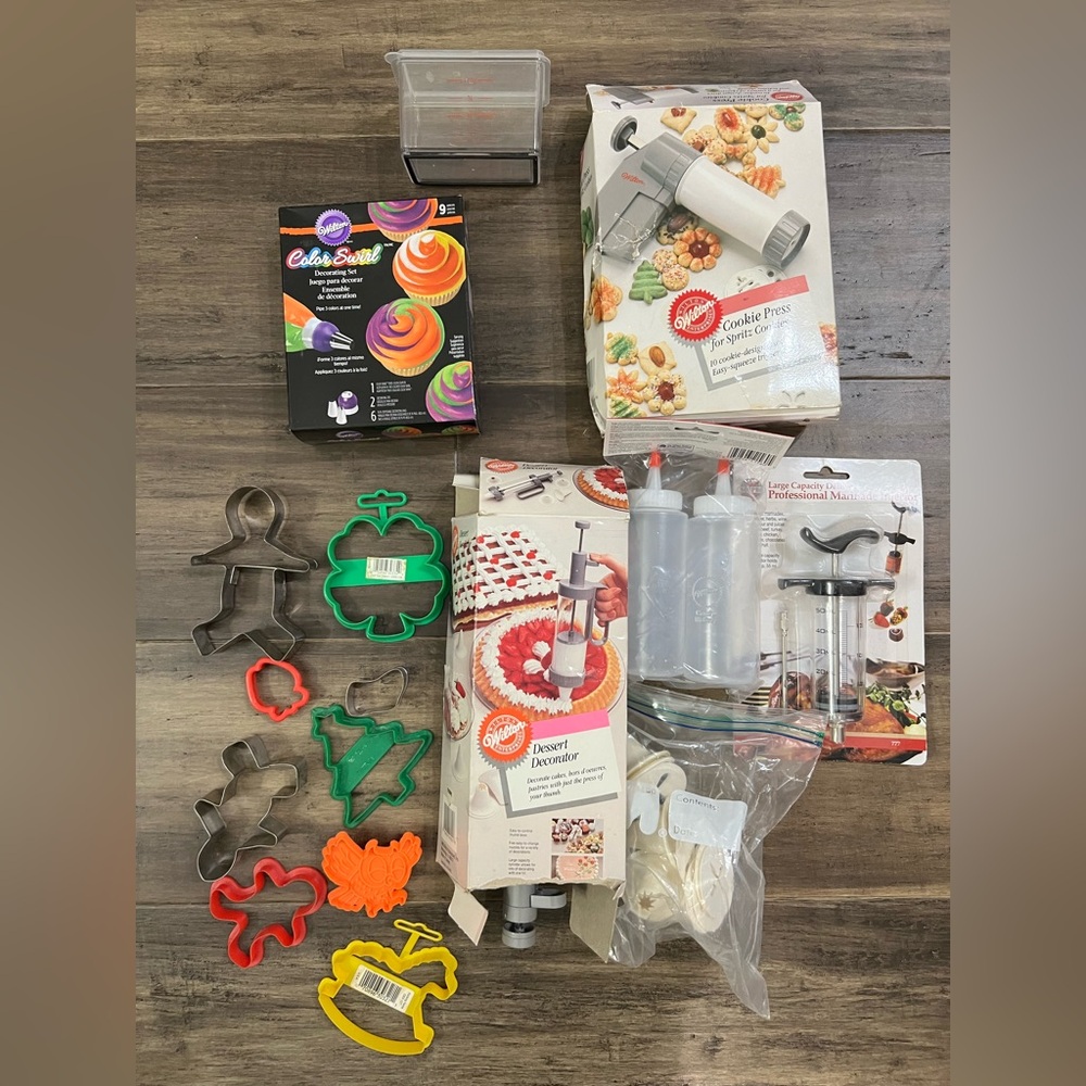 NWT cooking baking supplies, cupcake set, cookie cutters, Wilton icing tubes